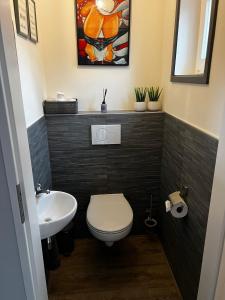een badkamer met een wit toilet en een wastafel bij Veldzicht in Klarenbeek