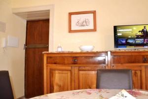 Cette chambre dispose d'une télévision et d'une table avec des chaises. dans l'établissement Art Of Living - Esclusivo 130 MQ, à Isernia