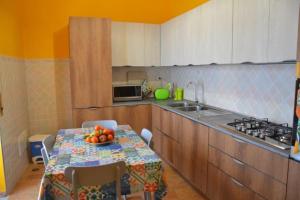 - une cuisine avec une table et un bol de fruits dans l'établissement Art Of Living - Esclusivo 130 MQ, à Isernia