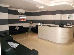 a living room with a kitchen and a bar at Santangelo Hotel in Monte SantʼAngelo