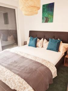 een slaapkamer met een groot bed met blauwe kussens bij NewHome Nicole Premantura in Premantura