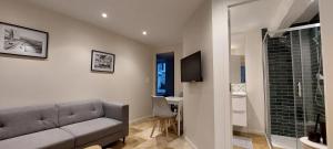 un salon avec un canapé et une table dans l'établissement APPARTEMENT LES MOUETTES, à Saint-Valery-en-Caux