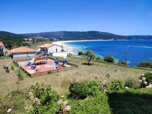 een luchtzicht op een huis en een strand bij Apartamento Prado in Finisterre