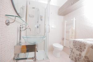 A bathroom at Suite Gaia Még 37 kép