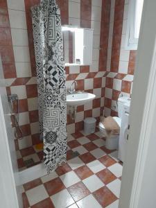 łazienka z umywalką i toaletą w obiekcie SummerAndros Windmill w mieście Andros