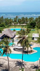 una vista aérea de un complejo con palmeras en Lux Suites Diani Beachfront Studio Apartments, en Ukunda