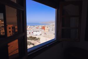 una ventana abierta con vistas a la ciudad en casanostra, en Agadir