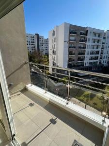 - un balcon avec vue sur un bâtiment dans l'établissement Shiny appartment in Prestigia, à Rabat