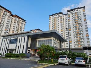 un bâtiment avec des voitures garées dans un parking dans l'établissement RHR Deluxe GuestHouse Kinarut Papar Sabah - Pool View, à Papar
