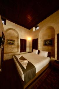 - une chambre avec un grand lit dans l'établissement Kaliruha Boutique Hotel, à Şanlıurfa