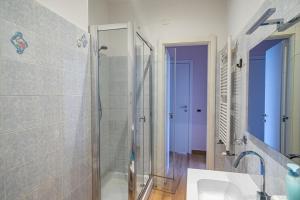 y baño con ducha y lavamanos. en Charlotte appartamento, 5 Terre, Parcheggio vicino stazione en La Spezia