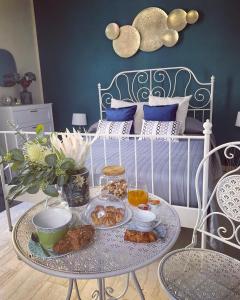 una bandeja de comida en una mesa en un dormitorio en B&B ELEGANT LENA, en Salerno