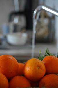 una pila de naranjas bajo un fregadero con un grifo en Paradise Apartments, en Ferma