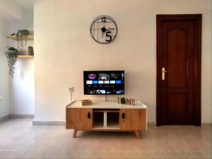 sala de estar con TV y mesa de centro en ROOMS in SHARED APARTMENT with HOST, en Alicante