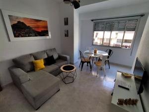 sala de estar con sofá y mesa en ROOMS in SHARED APARTMENT with HOST, en Alicante