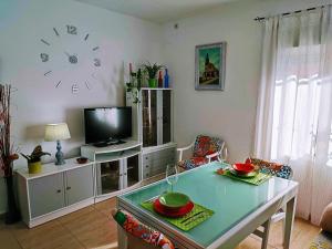 A television and/or entertainment centre at Apartamento La flor de Mayo