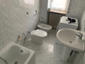 un bagno bianco con un water e un lavandino di Casa Vacanza da Francesco a Lettopalena Altre 14 foto