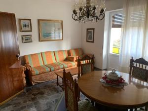 un soggiorno con un divano e un tavolo di Casa Vacanza da Francesco a Lettopalena