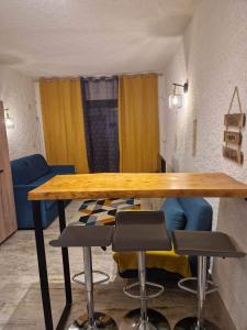 uma mesa de madeira com cadeiras num quarto em studio plain-pied bord de mer à 150 mètres em Calcatoggio
