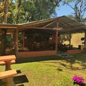 un pavillon avec des tables et des bancs dans un parc dans l'établissement Casa Esperanza, à Río Cuarto