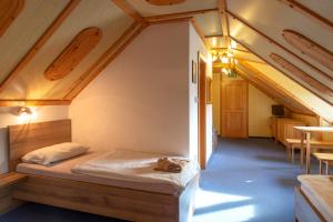 1 dormitorio en una casa pequeña con 1 cama en Gostišče Marin Miler en Prevalje