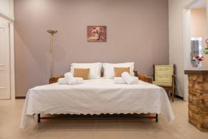 A bed or beds in a room at Villa Red Porto Cheli Még 37 kép