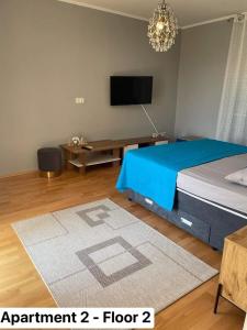 Televízia a/alebo spoločenská miestnosť v ubytovaní Villa Juni
