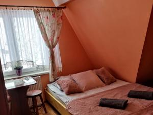 Posteľ alebo postele v izbe v ubytovaní Pokoje i Apartamenty Regionalny Styl ul Króle 1a Zakopane
