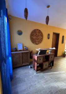 uma sala de estar com uma mesa e uma parede em Orietta Residencial em Mindelo