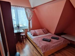 Posteľ alebo postele v izbe v ubytovaní Pokoje i Apartamenty Regionalny Styl ul Króle 1a Zakopane