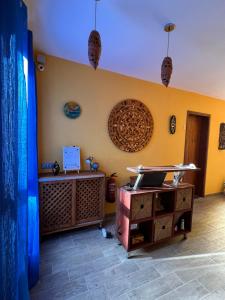 Zimmer mit einer Wand mit einem Tisch und einem Laptop in der Unterkunft Orietta Residencial in Mindelo