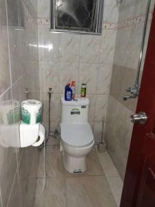 baño con aseo blanco en una habitación en Talpa Residences. en Tororo