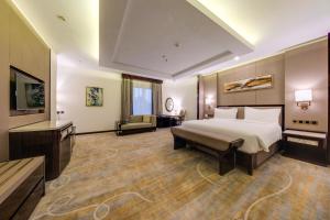 une chambre d'hôtel avec un lit et une télévision dans l'établissement Al Ertiqaa Hotel, à Djeddah