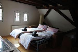 a bedroom with two beds with stuffed animals on them at empanada ferienwohnung in Heppenheim an der Bergstrasse