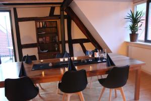 Un comedor con mesa y sillas de madera. en empanada ferienwohnung, en Heppenheim an der Bergstrasse