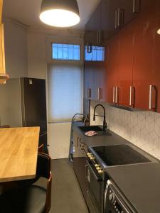 a kitchen with a stove and a counter top at Beau 3 pièces à Paris 13 in Paris