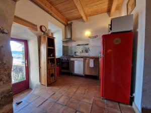 cocina con nevera roja en una habitación en Le salagou sauna, en Lacoste