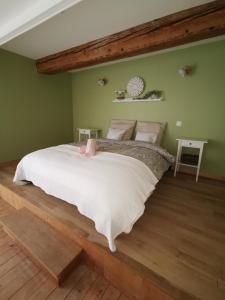 Postel nebo postele na pokoji v ubytování Gîte des Frangines