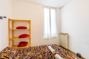 Łóżko lub łóżka w pokoju w obiekcie Cénoslocs Bondy - Paris à vos pieds pour 4 personnes avec Jardin & Wifi
