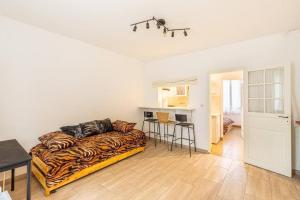salon z kanapą i stołem w obiekcie Cénoslocs Bondy - Paris à vos pieds pour 4 personnes avec Jardin & Wifi w mieście Bondy