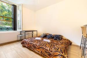 Łóżko lub łóżka w pokoju w obiekcie Cénoslocs Bondy - Paris à vos pieds pour 4 personnes avec Jardin & Wifi