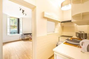 Kuchnia lub aneks kuchenny w obiekcie Cénoslocs Bondy - Paris à vos pieds pour 4 personnes avec Jardin & Wifi