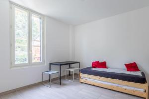 Łóżko lub łóżka w pokoju w obiekcie Cénoslocs Bondy - Paris à vos pieds pour 4 personnes avec Jardin & Wifi