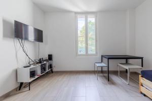 Telewizja i/lub zestaw kina domowego w obiekcie Cénoslocs Bondy - Paris à vos pieds pour 4 personnes avec Jardin & Wifi