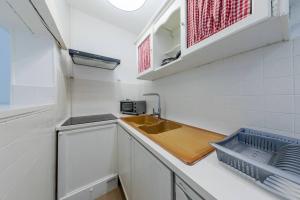 Kuchnia lub aneks kuchenny w obiekcie Cénoslocs Bondy - Paris à vos pieds pour 4 personnes avec Jardin & Wifi