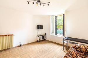 pusty salon ze stołem i oknem w obiekcie Cénoslocs Bondy - Paris à vos pieds pour 4 personnes avec Jardin & Wifi w mieście Bondy