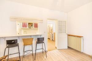 Kuchnia lub aneks kuchenny w obiekcie Cénoslocs Bondy - Paris à vos pieds pour 4 personnes avec Jardin & Wifi