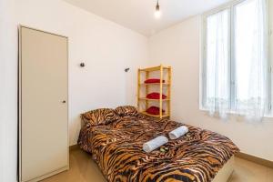 Łóżko lub łóżka w pokoju w obiekcie Cénoslocs Bondy - Paris à vos pieds pour 4 personnes avec Jardin & Wifi