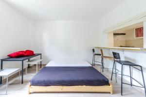 Łóżko lub łóżka w pokoju w obiekcie Cénoslocs Bondy - Paris à vos pieds pour 4 personnes avec Jardin & Wifi
