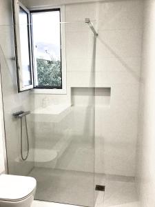 ラゴニッシにあるATHENS RIVIERA Grand Panoramic Villa II Lagonissiのバスルーム(シャワー、トイレ付)、窓が備わります。 +33枚の写真